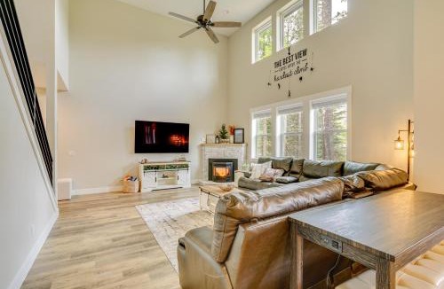 Tamarack Resort House | Spacious Donnelly Family Home w/Private Hot Tub!