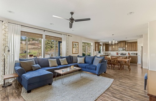 Newberg House | Spacious family-friendly home w/enclosed backyard, gas grill, fire pit & WIFI