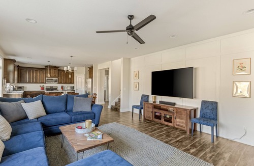 Newberg House | Spacious family-friendly home w/enclosed backyard, gas grill, fire pit & WIFI