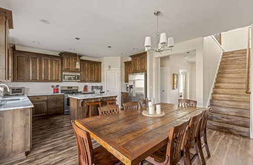 Newberg House | Spacious family-friendly home w/enclosed backyard, gas grill, fire pit & WIFI