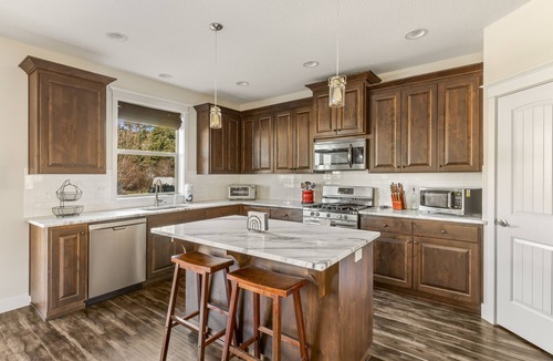 Newberg House | Spacious family-friendly home w/enclosed backyard, gas grill, fire pit & WIFI