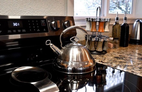 Medford House | Spacious Family Home w/Hot Tub! Medford, OR