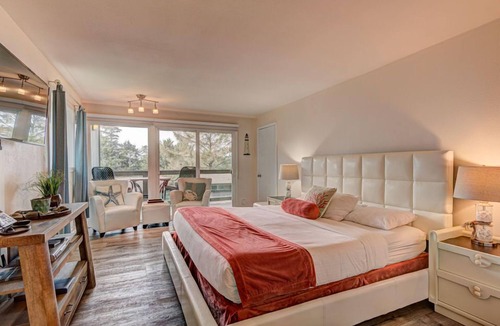 Otter Rock Hotel | Spacious Forest-View Suite with Balcony