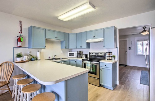Harbor Village Apartment | Spacious Garden City Townhome w/Lake Views!