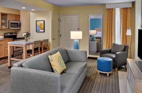 Sharonville House | Spacious Good-Value Accommodation in Cincinnati! Full Kitchen, Pool, FREE Bfast!