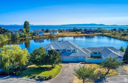 Point Roberts Villa | Spacious Ground Floor Queen bedroom (Monument Park)