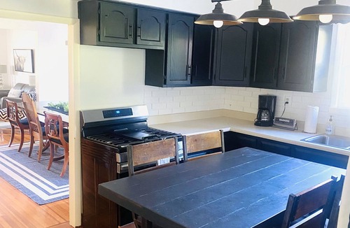 Benson House | Spacious Holiday House: Arcade, 17 Beds, Entertaining Patio+