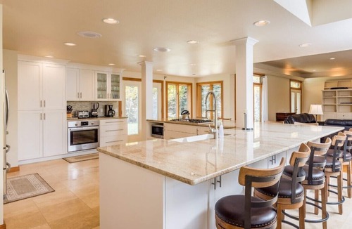 Sun Valley House | Spacious Home - Hot Tub, Game Room, 2 Kitchens, 3 Living Rooms - Perfect For Large Families