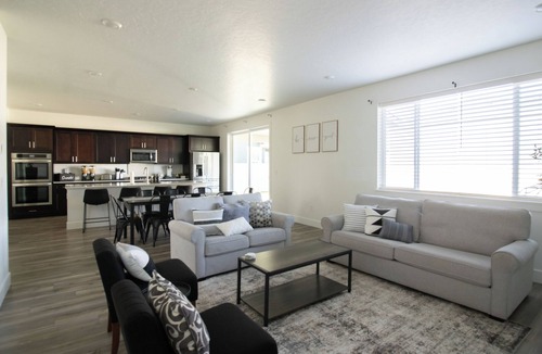Middleton House | Spacious home near Boise, family/group stay.