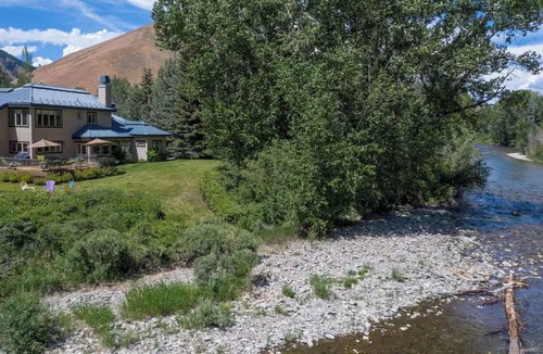 Hailey House | Spacious Home on The River