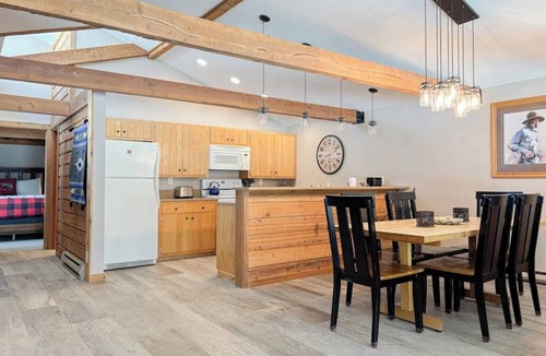 Jackson House | Spacious home with deck, washer/dryer, mountain views & high-speed WiFi