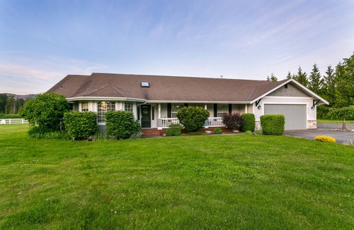Bellingham House | Spacious Home with Pond and Seasonal Mtn View 12 min to Bellingham