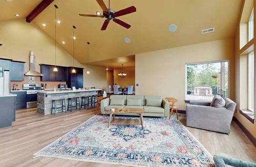 Union House | Spacious home with private hot tub, full kitchen & incredible views