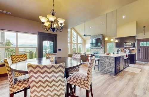 Union House | Spacious home with private hot tub, full kitchen & incredible views