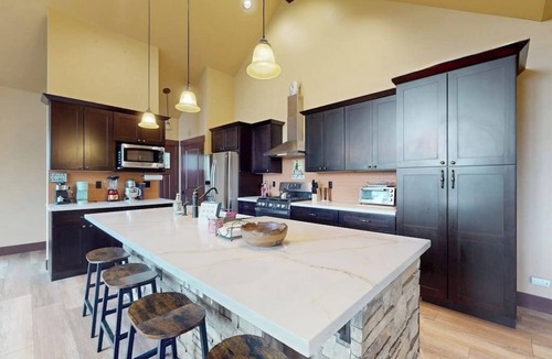 Union House | Spacious home with private hot tub, full kitchen & incredible views