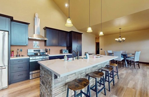 Union House | Spacious home with private hot tub, full kitchen & incredible views