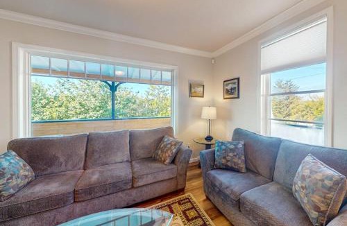 Gardiner House | Spacious home with river views hot tub covered porch deck grill & W&D