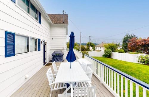 Gardiner House | Spacious home with river views hot tub covered porch deck grill & W&D