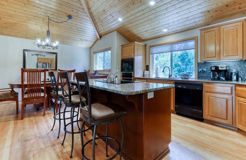 Sunriver House | Spacious home with SHARC passes, private hot tub, central AC, & deck