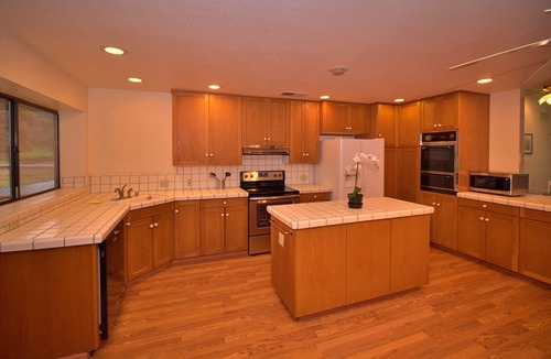 Kaweah House | Spacious Home with Large Deck & North Fork River Beach for Family Fun. Book It!