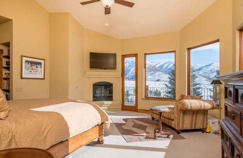 Highlands House | Spacious Home with WIFI, Pool Table, and Panoramic Views