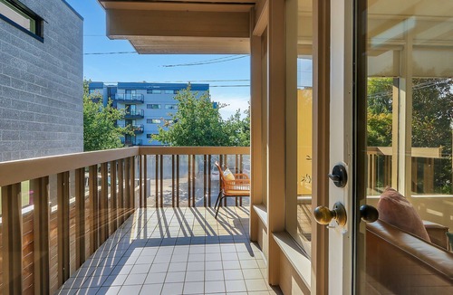 Eastlake Condo | Spacious Lake Union Waterfront 2BR/2BA— Walk to Fred Hutch