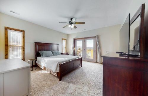 Andersonville House | Spacious Lakeview Townhouse Sleeps 8 Deck Grill