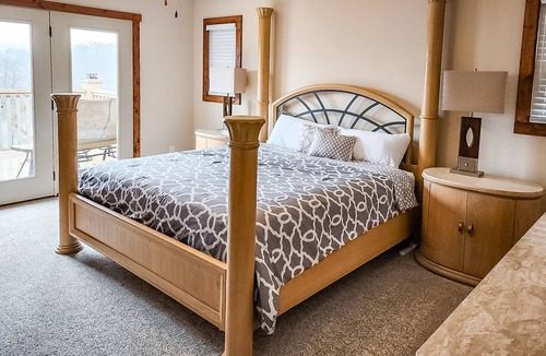 Andersonville Condo | Spacious lakeview condo with designated boat slip, multiple decks