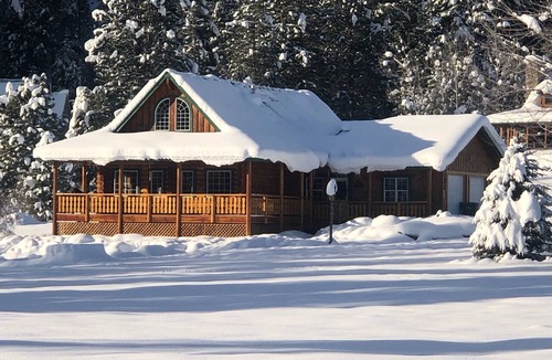 Leavenworth House | Spacious Leavenworth Log Home in a Peaceful Setting