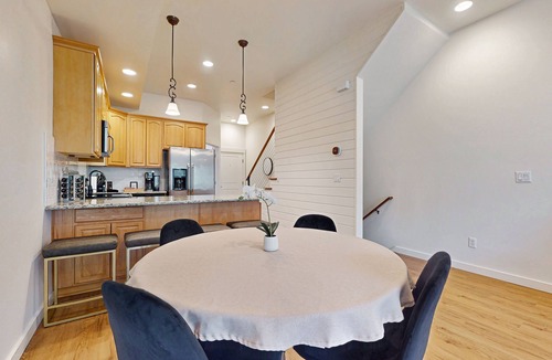 Hilltop House | Spacious & Luxe Condo: Best Mt. Rainier Views, Walkable & Unrivaled Comfort