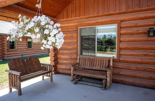 Bonners Ferry Cabin | Spacious Luxury Cabin with Bunk Room & Nature Trail Access near Bonners Ferry, Idaho