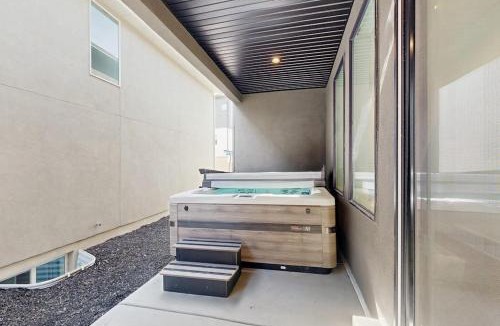 Park City House | Spacious luxury multi-level home with en-suites patio balcony & hot tub