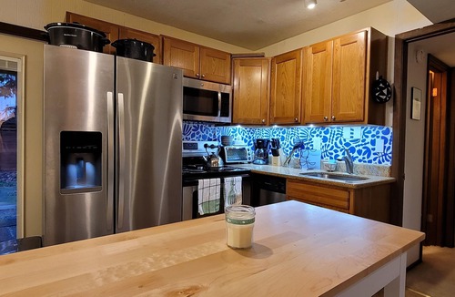 Reed Apartment | Spacious Mid Century apartment - 5 min walk to Reed College
