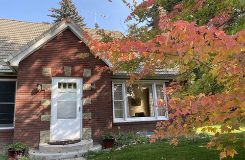 Hamilton House | Spacious Mid Century house, perfect for families and close to city center.