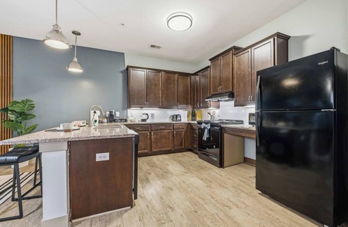 Downtown Indianapolis Apartment | Spacious Modern 2BR | Free Parking | Near City Center