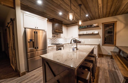 Ashton Cabin | Spacious Modern Cabin w/4 Master Suites & Jacuzzi
