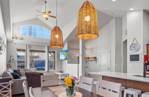 Coeur d'Alene House | Spacious Modern Home—Fire Pit, Basketball Hoop, Pop-A-Shot & Kids' Toys for Family Fun!