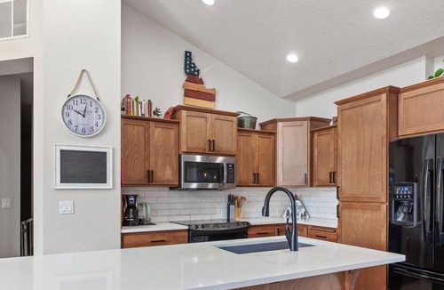 Coeur d'Alene House | Spacious Modern Home—Fire Pit, Basketball Hoop, Pop-A-Shot & Kids' Toys for Family Fun!
