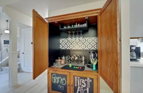 Puyallup House | Spacious Modern Townhouse Centrally located with private backyard + park.