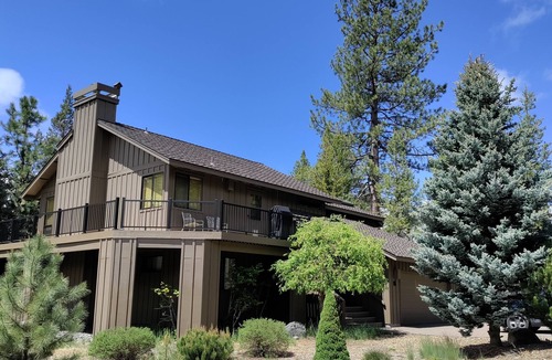 Sunriver House | Spacious N. Sunriver home w/hot tub, A/C, bikes