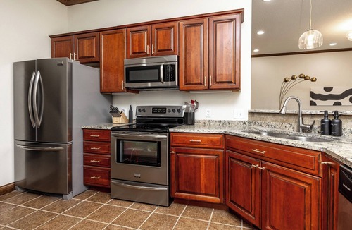 West Des Moines House | Spacious Resort w/Pool/Hot tub/Firepit/Ardade/BBQ/Walk to mall and restaurants