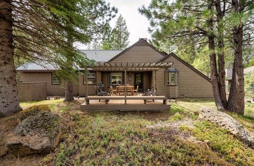 Sunriver House | Spacious retreat 4BR | AC, SHARC, Hot Tub, Games, Grill, Pets, Fireplace