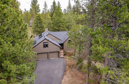 Sunriver House | Spacious retreat 4BR | AC, SHARC, Hot Tub, Games, Grill, Pets, Fireplace
