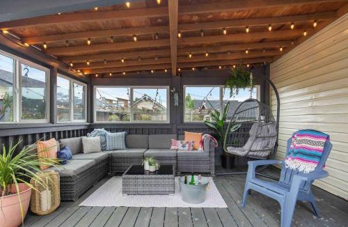 North End House | Spacious Retreat with guest house, game room, parking in N Tacoma
