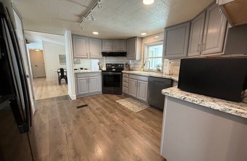 Beulah House | Spacious Riverfront Escape, Gorgeous Fall Colors, Dogs Welcome!