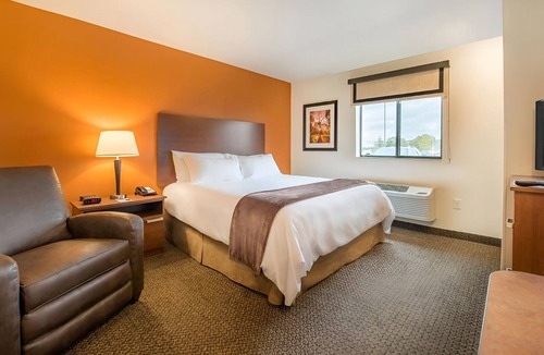 Berwick Hotel | Spacious Room w/Kitchenette for Families Traveling Near Adventureland Resort