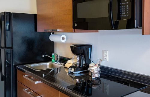 Berwick Hotel | Spacious Room w/Kitchenette for Families Traveling Near Adventureland Resort