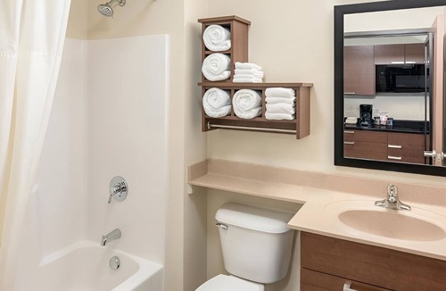 Berwick Hotel | Spacious Room w/Kitchenette for Families Traveling Near Adventureland Resort