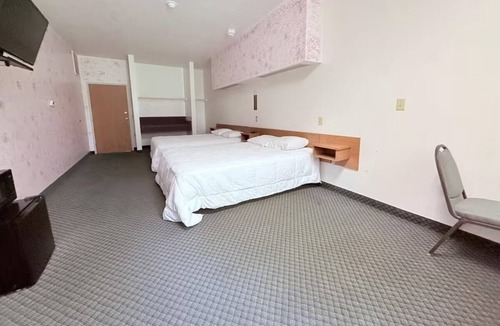 Ida Grove Hotel | Spacious Royal-Themed Room w/King Bed + Private Bathroom for a Memorable Stay