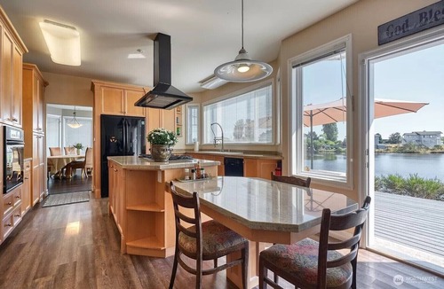 Point Roberts Villa | Spacious Second Floor Queen bedroom (Light House)